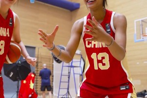 中国U19女篮的姑娘们在测试手速反应 最后一位好快！