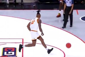 廉颇老矣？霍华德内线单打，被前CBA球员奥斯丁切球+大帽